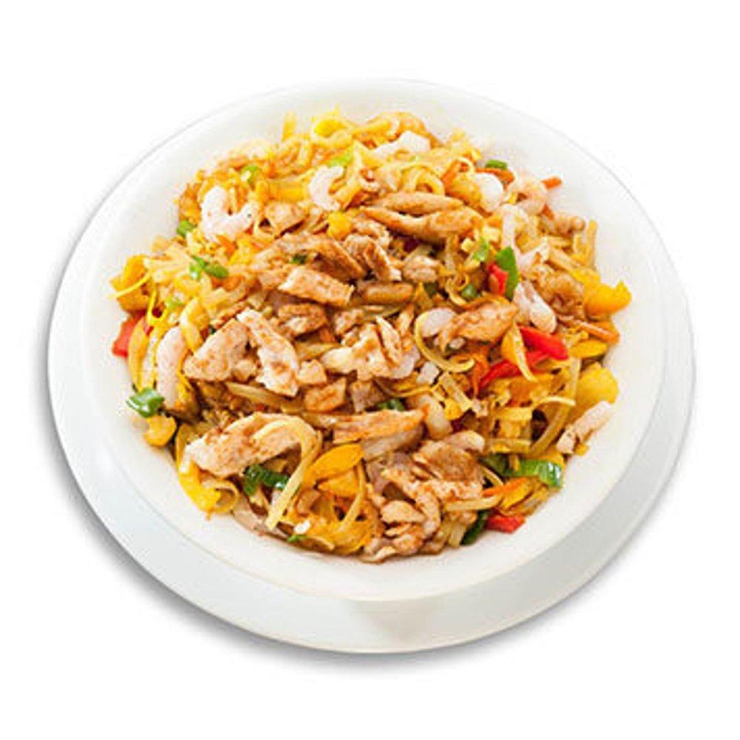 124. Рисовая лапша с разным мясом.