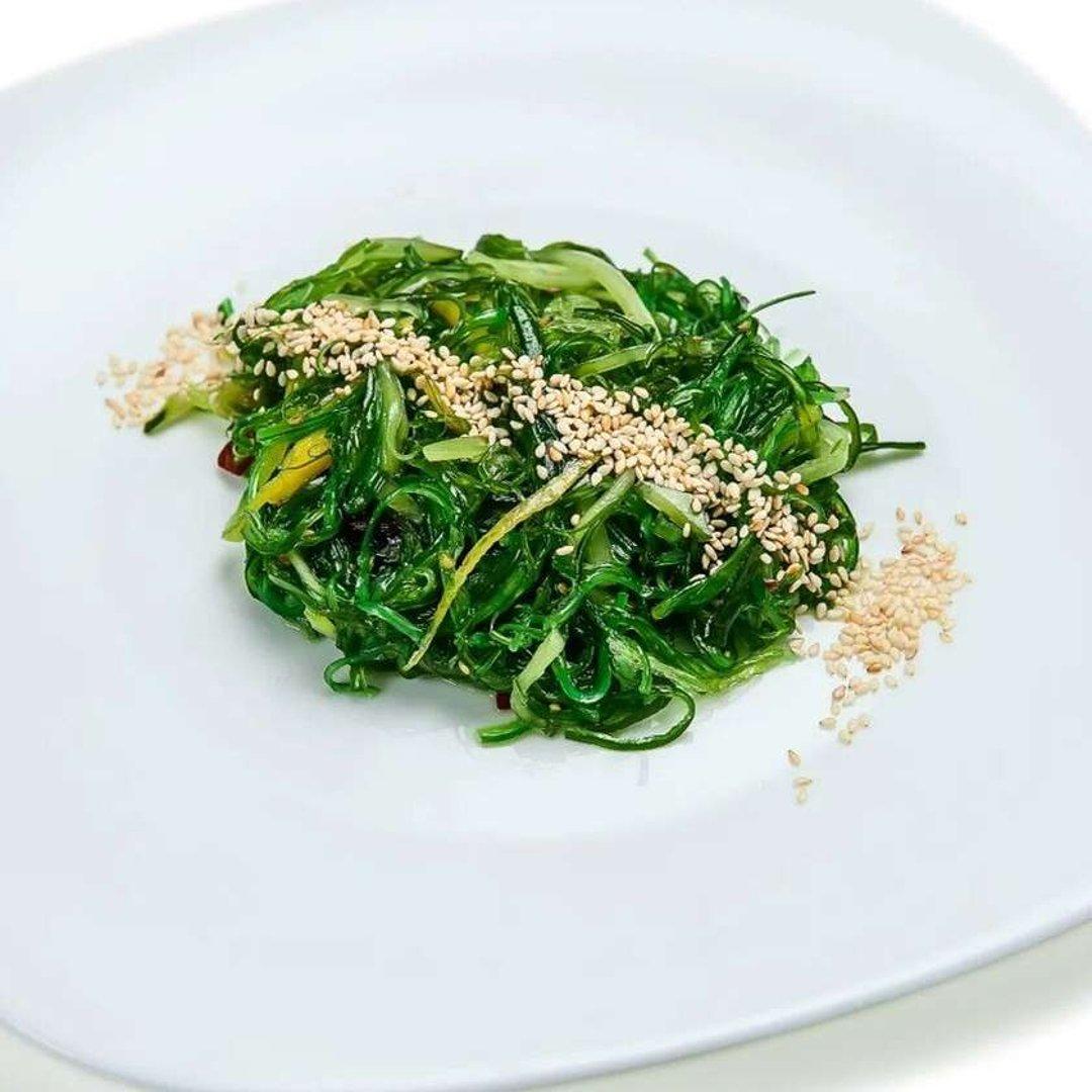 Seaweed salad with cashew sauce