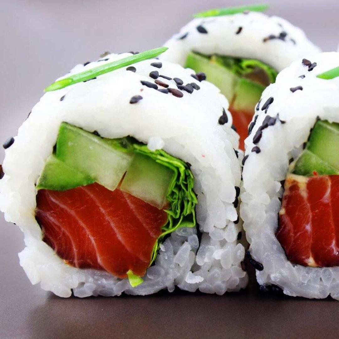 81. Spicy salmon maki 8 pcs