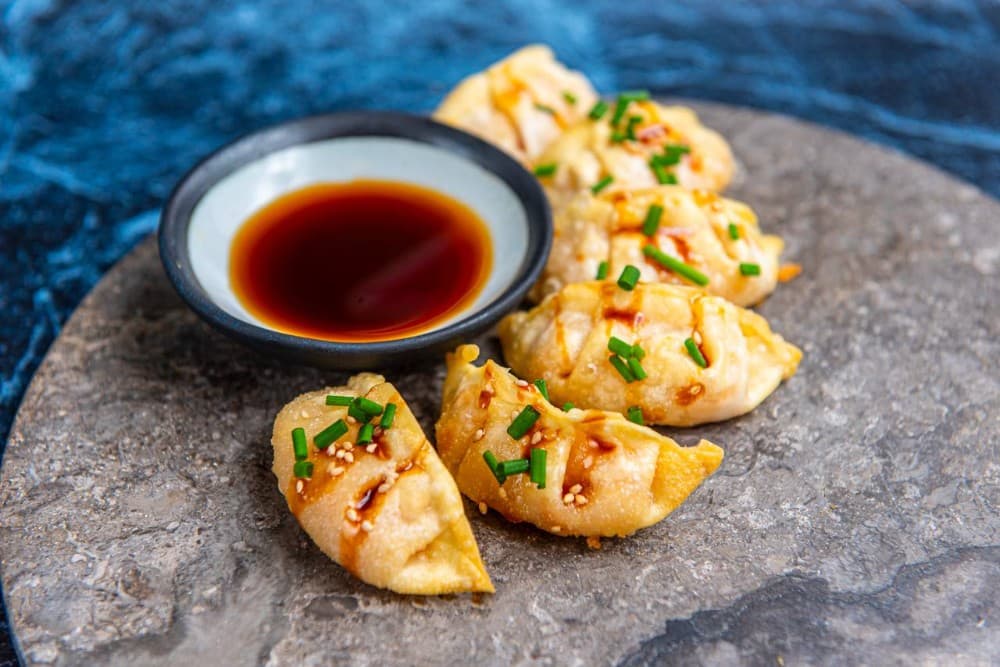 Gyoza kanaliha ja musta seentega