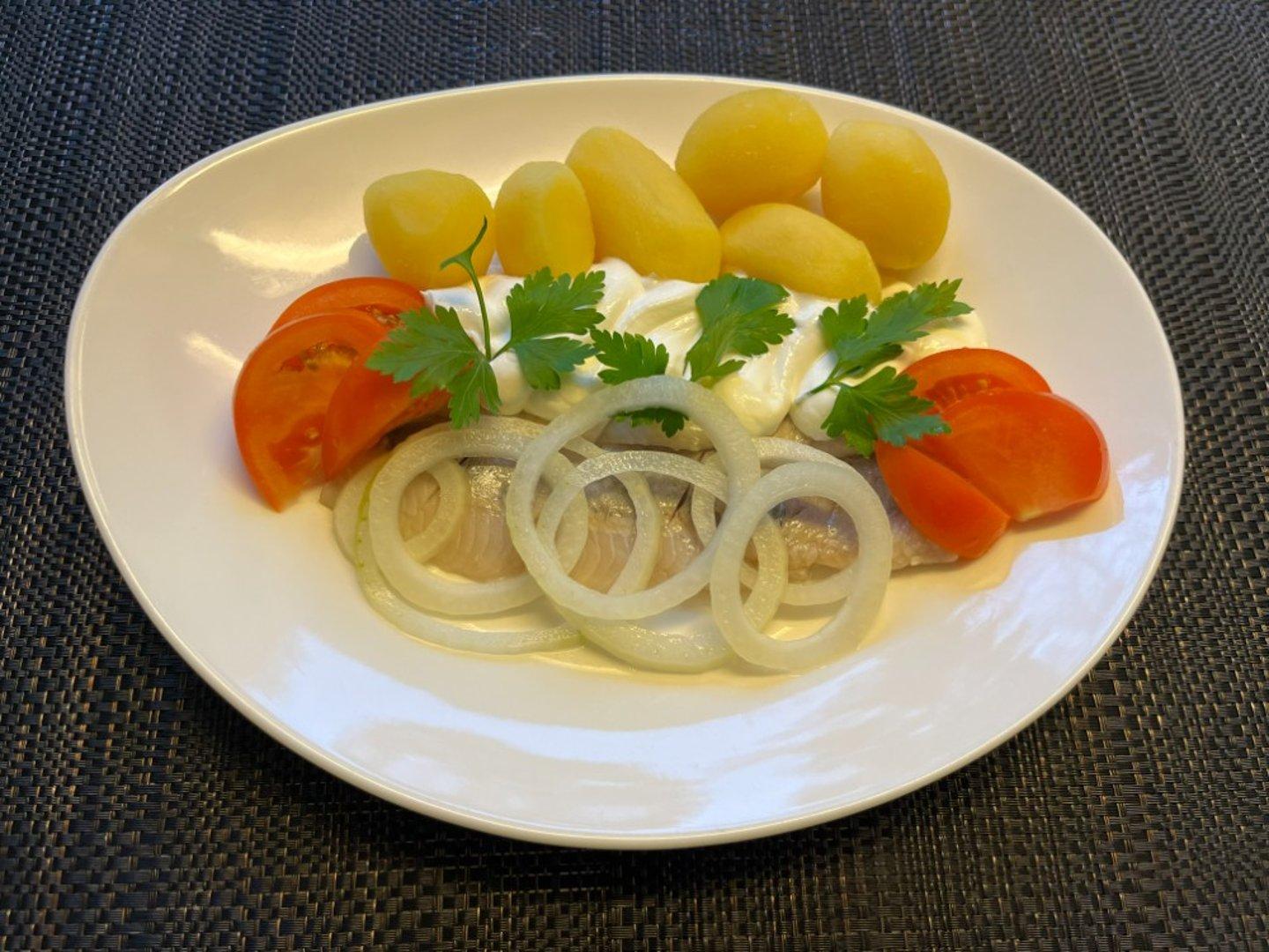 СЕЛЬДЬ с отварным картофелем и сметаной