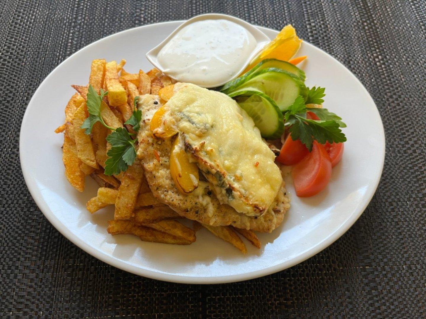 КУРИНОЕ ФИЛЕ С ПЕРСИКОМ И ГОЛУБЫМ СЫРОМ