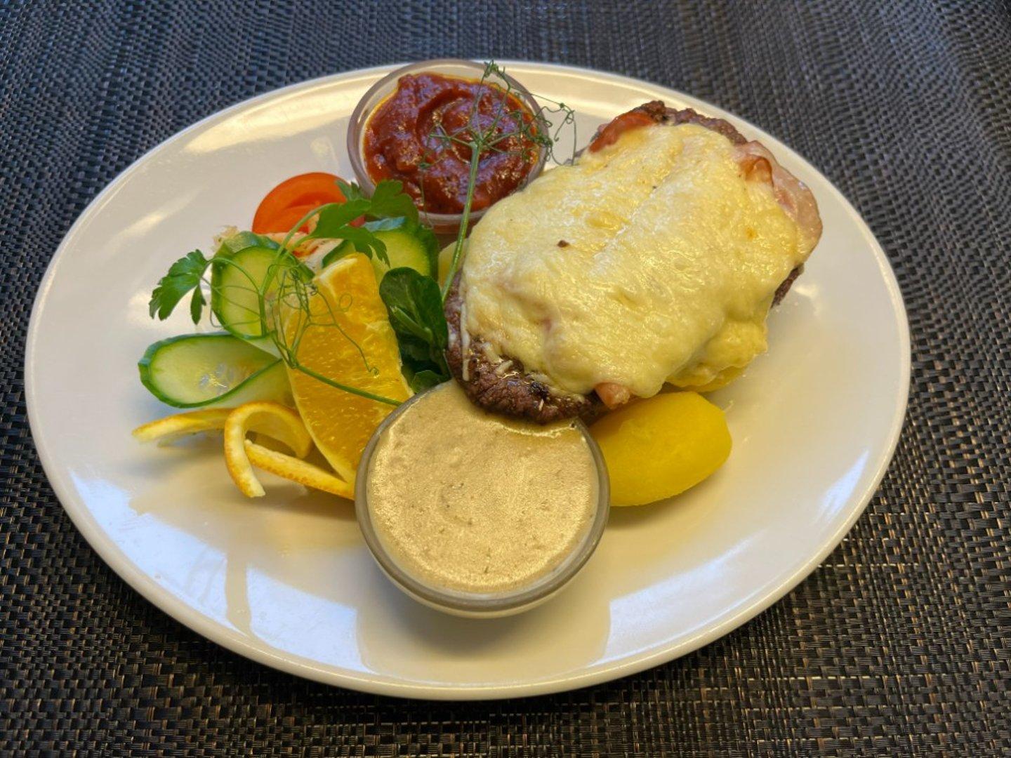 ГОВЯДИНА С БЕКОНОМ И СЫРОМ