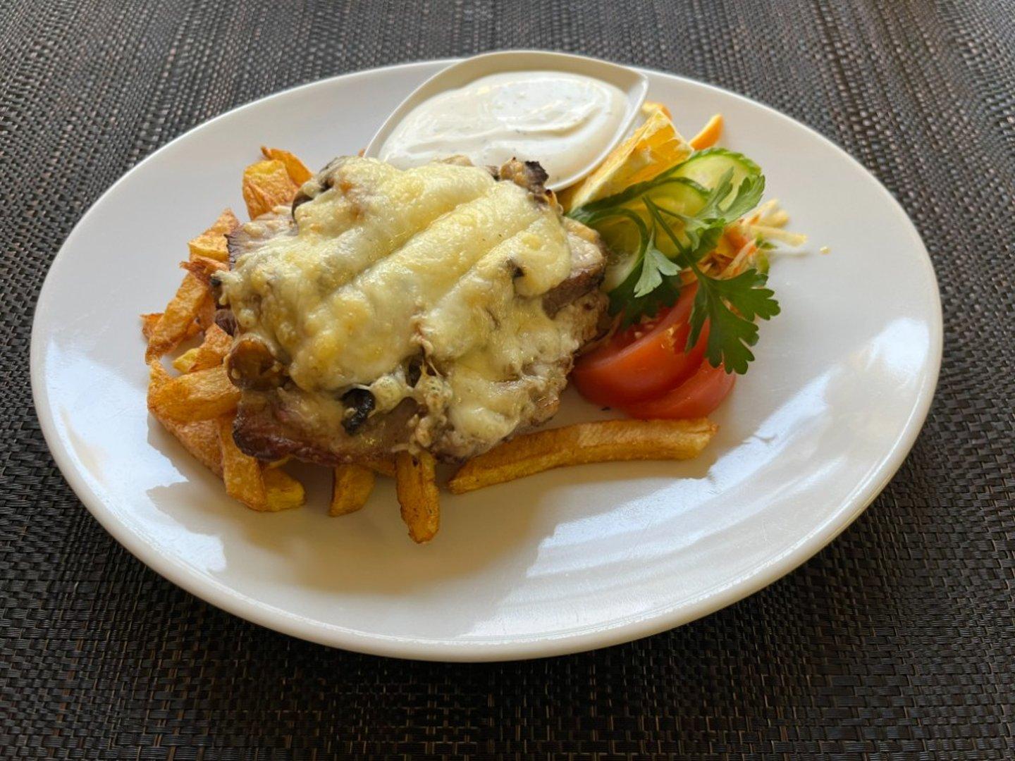 ЖАРЕНОЕ ИЗ СВИНИНЫ С ГРИБАМИ И ЛУКОМ