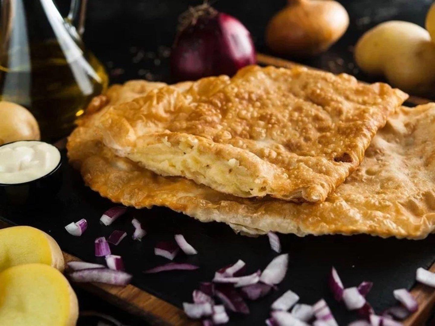 Чебурек с картофельным пюре и жареным луком